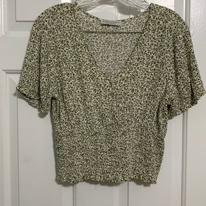 Super cute green and cream floral top!!